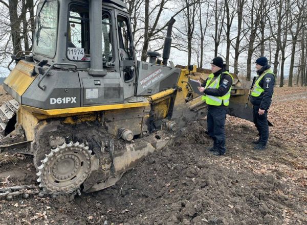 Небезпечна професія: під Києвом тракторист підірвався на російській міні