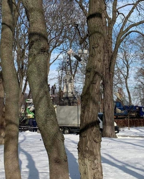 У Києві демонтували пам’ятник радянському генералу Ватутіну