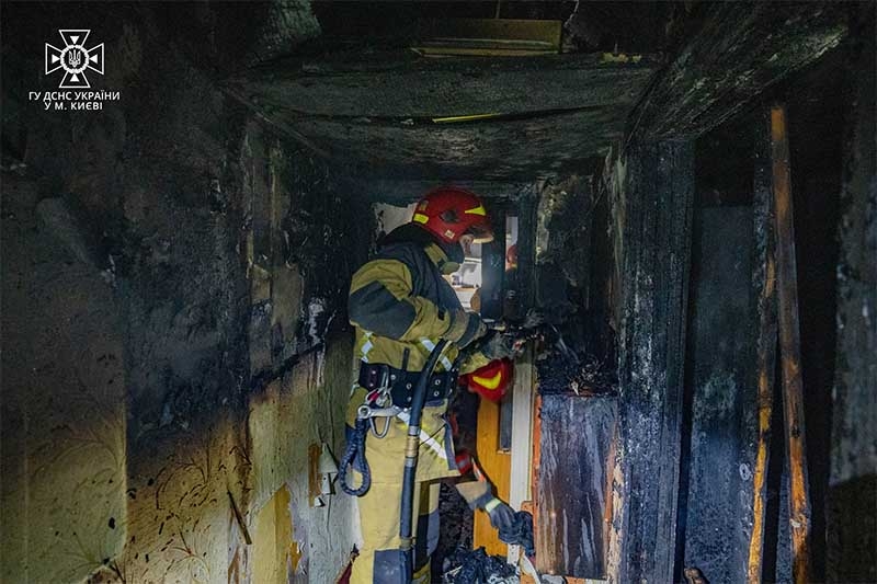 В Києві горіла квартира на 5-му поверсі, рятувальники застосували автодрабину (фото)