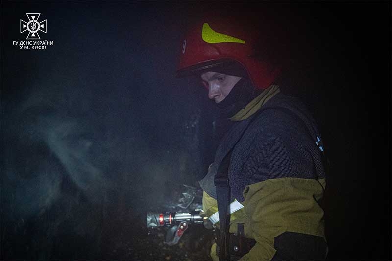 В Києві горіла квартира на 5-му поверсі, рятувальники застосували автодрабину (фото)