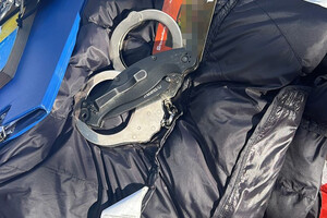 Ждали у почты: в Одесской области полицейские вымогали 10 000 долларов у распространителей наркотиков 