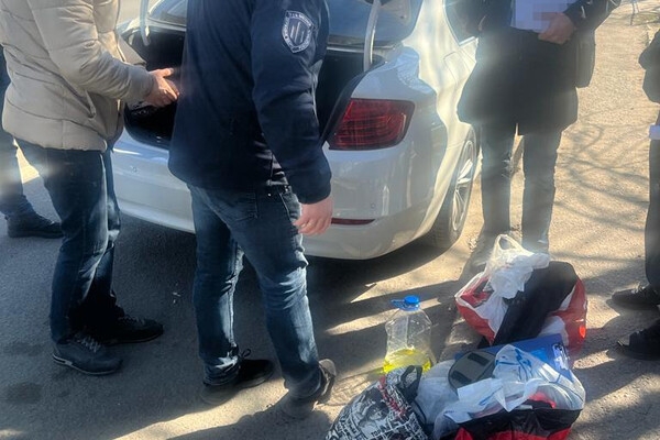 Ждали у почты: в Одесской области полицейские вымогали 10 000 долларов у распространителей наркотиков 