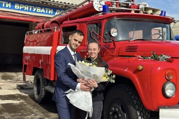 Романтика: в Одесской области спасатель сделал предложение любимой в пожарной части