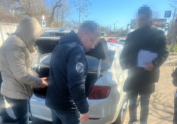 Ждали у почты: в Одесской области полицейские вымогали 10 000 долларов у распространителей наркотиков 