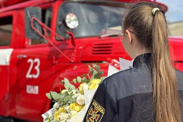 Романтика: в Одесской области спасатель сделал предложение любимой в пожарной части