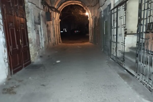 На Соборной площади мужчина напал на девушку и сломал ей челюсть