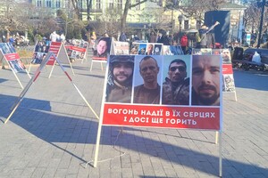 В Горсаду Одессы проходит акция в поддержку пленных защитников Мариуполя: фотоотчет