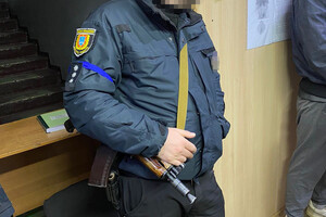 Ждали у почты: в Одесской области полицейские вымогали 10 000 долларов у распространителей наркотиков 