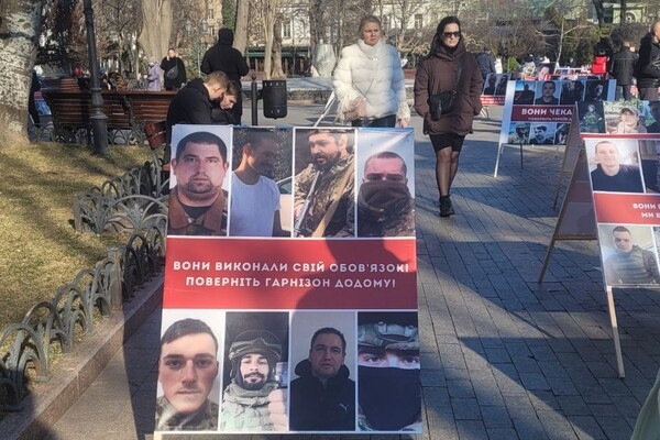 В Горсаду Одессы проходит акция в поддержку пленных защитников Мариуполя: фотоотчет
