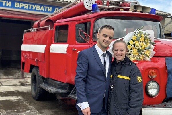 Романтика: в Одесской области спасатель сделал предложение любимой в пожарной части