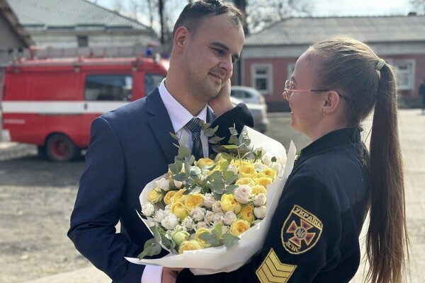 Романтика: в Одесской области спасатель сделал предложение любимой в пожарной части