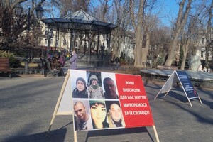 В Горсаду Одессы проходит акция в поддержку пленных защитников Мариуполя: фотоотчет