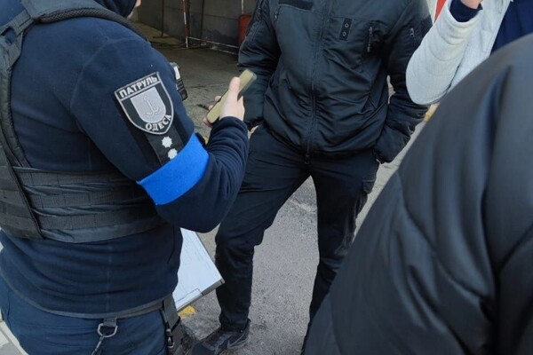 В Одессе задержали мужчину, который притворялся патрульным и терроризировал продавца