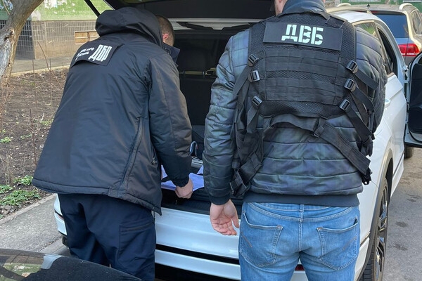 Ждали у почты: в Одесской области полицейские вымогали 10 000 долларов у распространителей наркотиков 