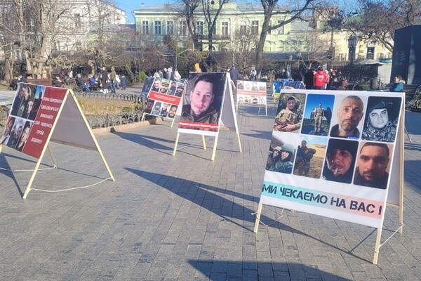 В Горсаду Одессы проходит акция в поддержку пленных защитников Мариуполя: фотоотчет