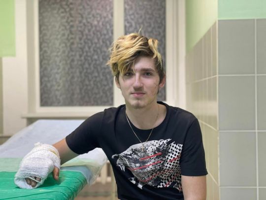 Ще за мить на голову впала стеля: українські медики врятували підлітка з Бахмуту, дім якого знищили росіяни