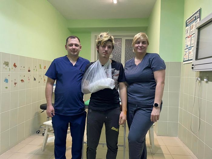 Ще за мить на голову впала стеля: українські медики врятували підлітка з Бахмуту, дім якого знищили росіяни