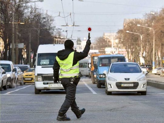 Слідкують за діями водія: як правильно зупинитись на вимогу поліцейського і не отримати штраф