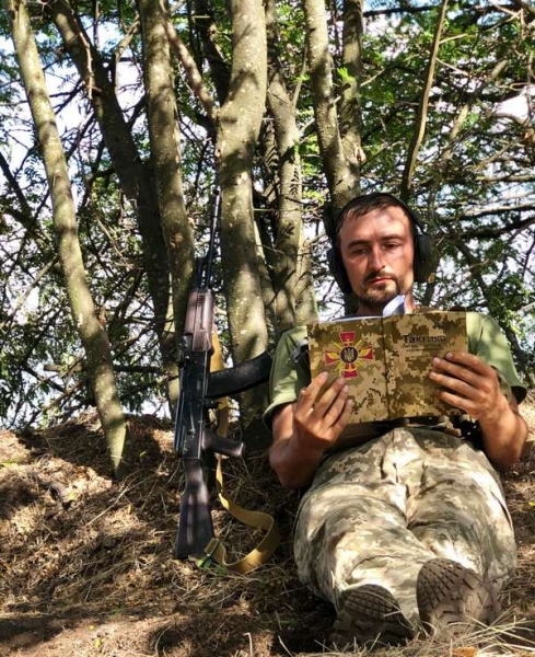 «Завтра війна не закінчиться, так чи інакше кожен буде задіяний»: захисник України втратив на фронті рідного брата та племінника