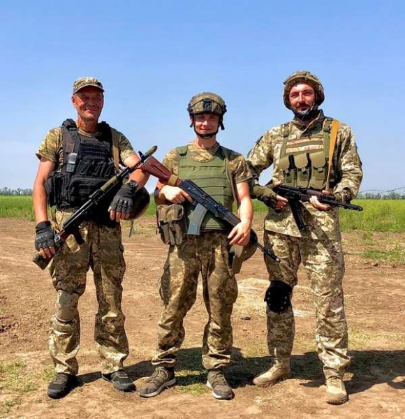 «Завтра війна не закінчиться, так чи інакше кожен буде задіяний»: захисник України втратив на фронті рідного брата та племінника