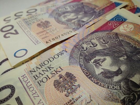 Змусять повернути протягом двох років: Польща має намір стягнути з українських біженців «переплату» у півмільйона доларів