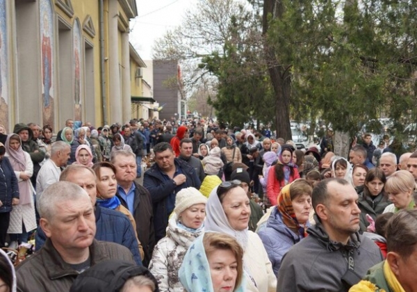 Километровые очереди у церквей и много полиции: как в Одессе прошла Пасха