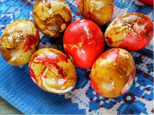 «Мармурові» яйця на Великдень: як пофарбувати в домашніх умовах