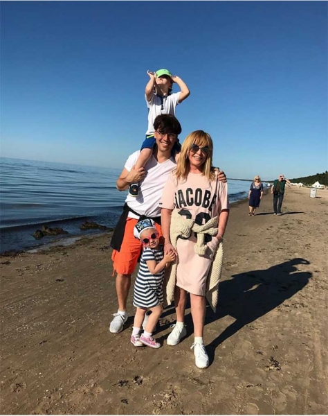 «Стройняшка»: Алла Пугачова у сукні-майці похвалилася стрункими ногами