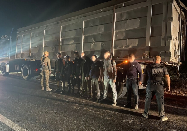 В Одесской области шесть мужчин в прицепе грузовика пытались перебраться в Молдову