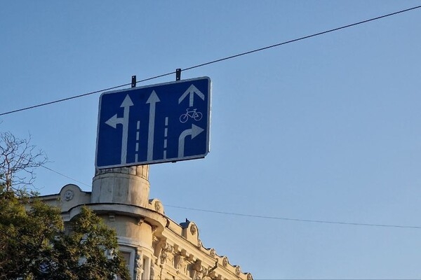 На Тираспольской площади установили новые знаки дорожного движения и нанесли разметку