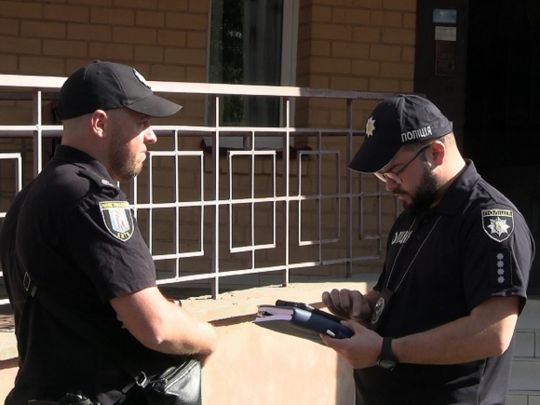 Дитина знайшла маму з ножем у голові: у Києві поліція розкрила моторошне вбивство (фото)
