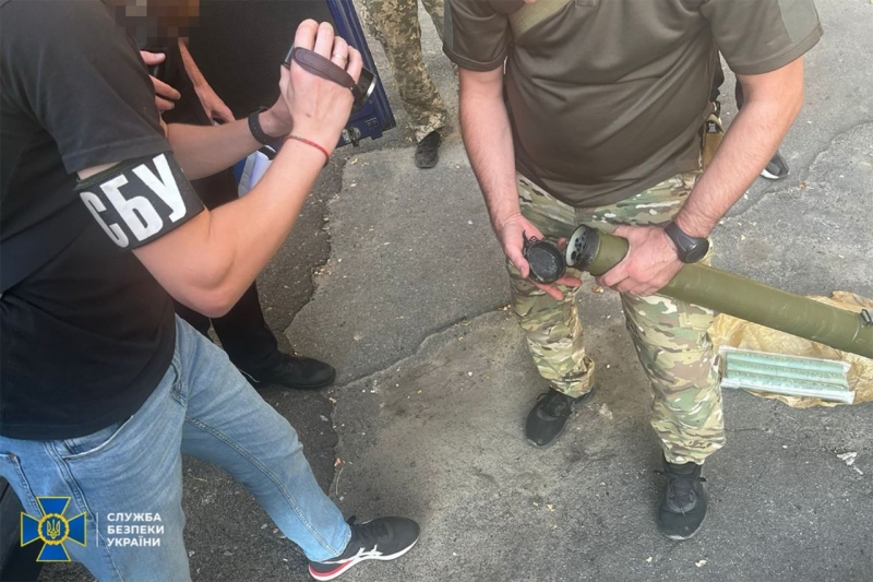 Херсонський священик таємно приторговував зброєю, що залишилася після втечі окупантів (фото, відео)