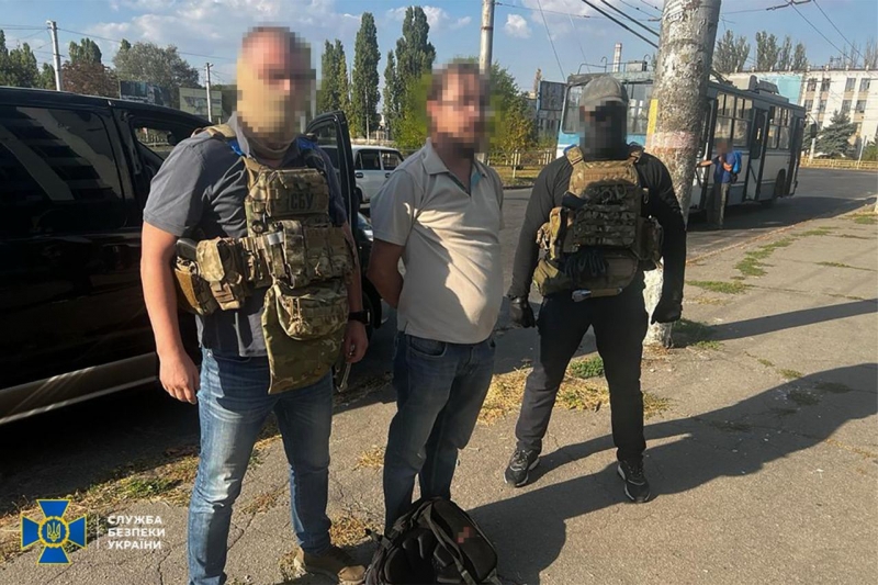 Херсонський священик таємно приторговував зброєю, що залишилася після втечі окупантів (фото, відео)