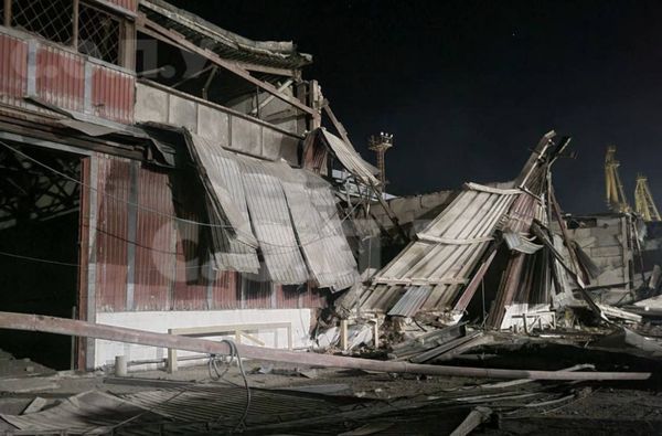 Російські терористи вночі атакували Одесу ракетами «Онікс», «Калібр» та дронами: пошкоджено морвокзал і зерносховища