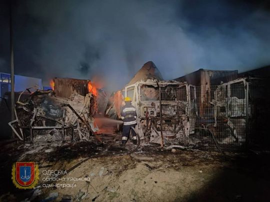 Вночі росіяни потужно атакували дронами Одеську область: на переправі знищено та пошкоджено десятки автомобілів (фото, відео)