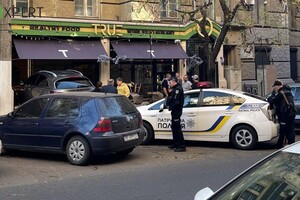 В Одессе женщина на авто въехала в ресторан: есть пострадавший