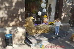 Витрины одесских магазинов и кафе украсили город к Хэллоуину (фото)