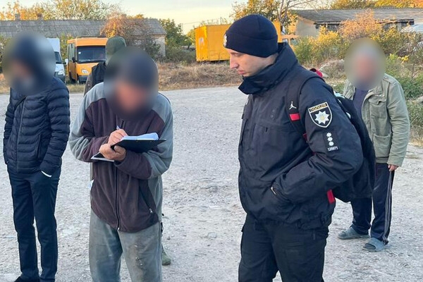 В Одесской области предприниматель-перевозчик помог незаконно выехать за границу 18-ти мужчинам