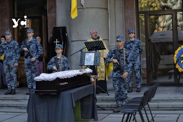 В Одессе простились с погибшим разведчиком (фото)