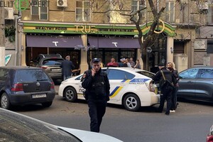 В Одессе женщина на авто въехала в ресторан: есть пострадавший