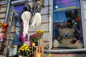 Витрины одесских магазинов и кафе украсили город к Хэллоуину (фото)