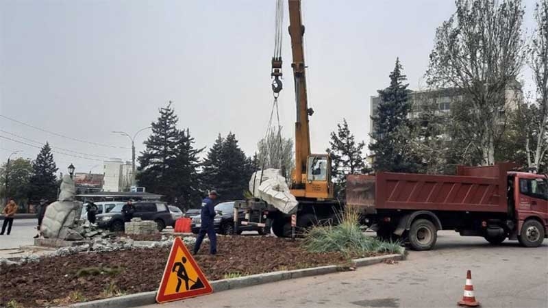 Деколонізація продовжується: ще в одному обласному центрі демонтували пам’ятник Пушкіну
