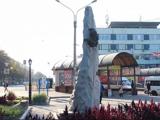 Деколонізація продовжується: ще в одному обласному центрі демонтували пам’ятник Пушкіну