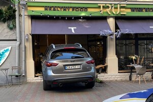 В Одессе женщина на авто въехала в ресторан: есть пострадавший