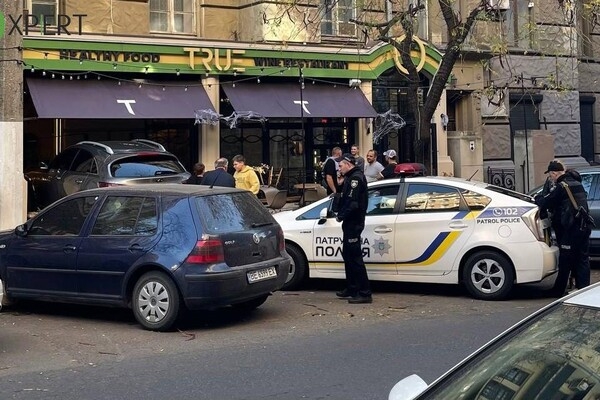 В Одессе женщина на авто въехала в ресторан: есть пострадавший