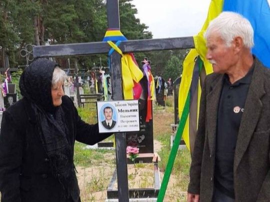 «Молимо Бога, щоб дочекатись сина»: батьки загиблого десантника облаштували символічну могилу, бо не можуть забрати його тіло з окупації