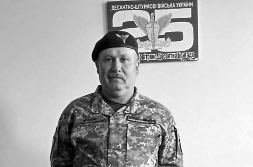 «Молимо Бога, щоб дочекатись сина»: батьки загиблого десантника облаштували символічну могилу, бо не можуть забрати його тіло з окупації