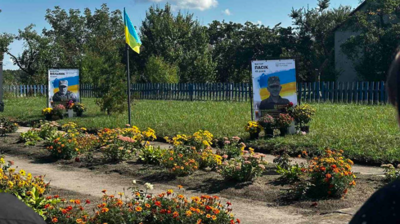 «Молимо Бога, щоб дочекатись сина»: батьки загиблого десантника облаштували символічну могилу, бо не можуть забрати його тіло з окупації