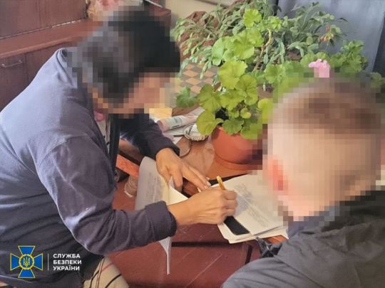 Погрожувала патріотам розправою: на Київщині викрили зрадницю, яка добровільно працювала на рф під час окупації Херсона