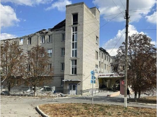 Російський ворог безжалісно обстріляв лікарню в Бериславі: вщент знищено цілий поверх, пошкоджено «швидкі»